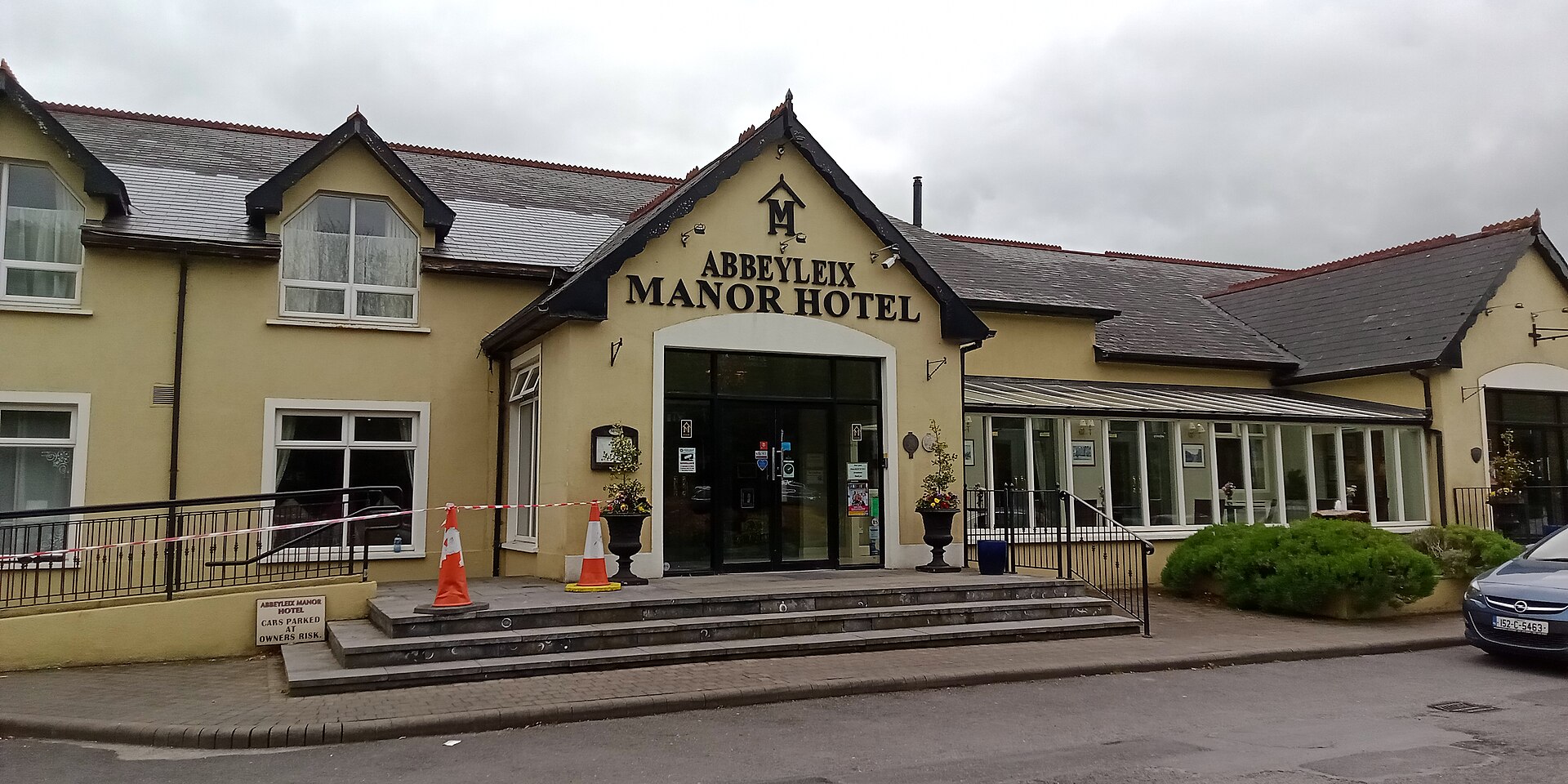 Abbeyleix Manor Hotel — Wikimedia Commons