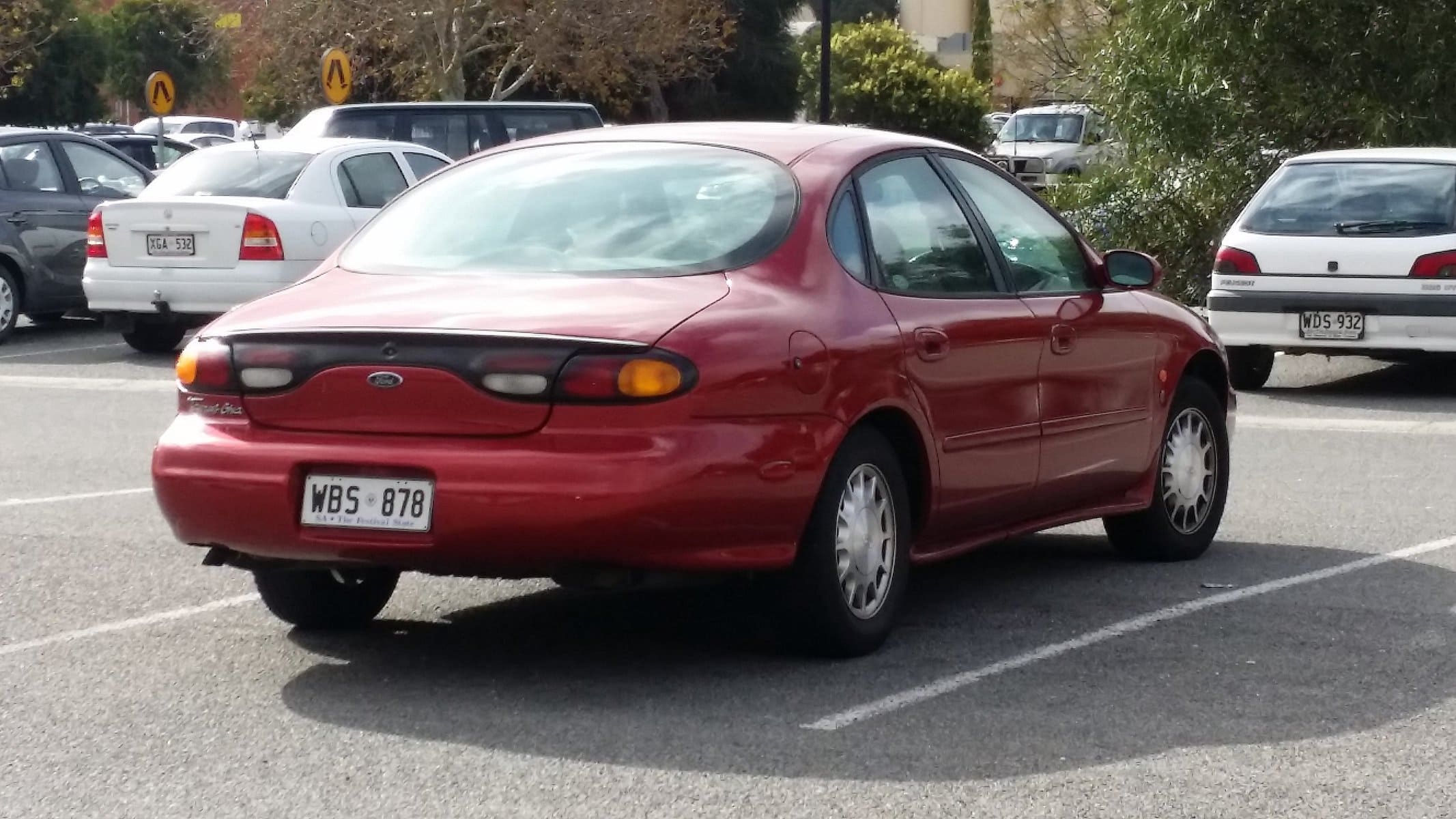 2560px 1996 1998 Ford Taurus Ghia Sedan (18253383959)